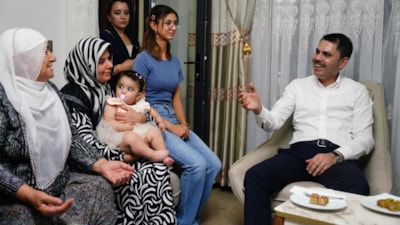 Murat Kurum, depremzede aileyi ziyaret etti: Malatya hep beraber ayağa kalkacak