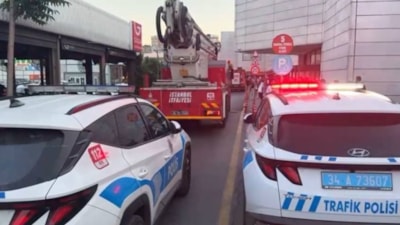 İstanbul'da  alışveriş merkezinde asma tavan çöktü: 1 yaralı