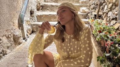 Oyuncu Melisa Döngel İtalya'da! Tarzına yorum yağdı.