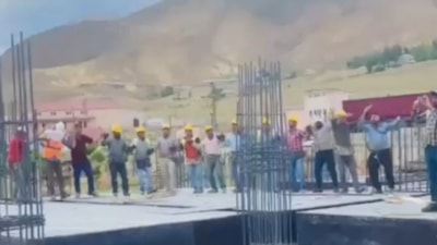 Van'da düğün salonundan çalan müziğe eşlik eden işçilerin görüntüsü gülümsetti