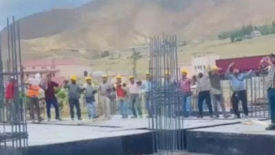 Van'da inşaat işçileri düğün salonundan gelen müzikle halay çekti