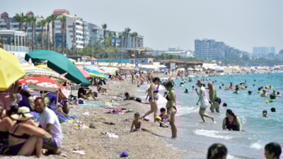 Antalya'da hissedilen sıcaklık 46,6 derece olurken nem oranı yüzde 80'e ulaştı