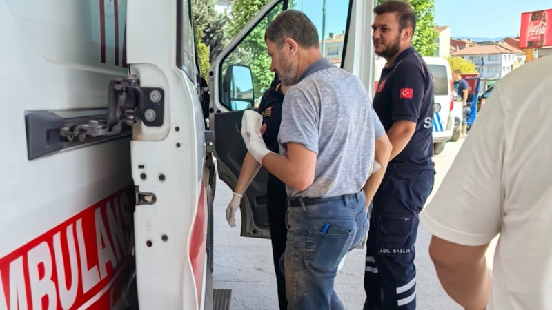 Bursa'da elini bıçkıya kaptırdı: Parmakları parçalandı