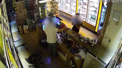 Siirt'te Gazzeli doktorun düşürdüğü kartan yemek yiyip, içki satın aldılar