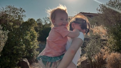 Aslı Enver'den çocuklu yeni paylaşım! Kızını sırtında gezdirdi