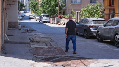 İzmir'de altyapı çalışmaları yarım kaldı: Mahalleli bozuk yola halı serdi