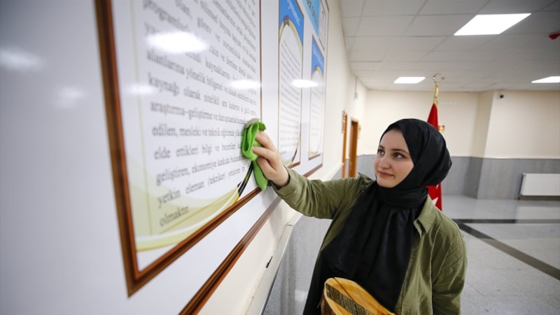 Bingöl'de temizlik personeli olarak çalışırken YKS'ye girip derece yaptı