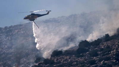 Yunanistan'da yangın söndürme helikopteri denize düştü