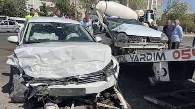 Şanlıurfa'da iki otomobil kafa kafaya çarpıştı: 1 ölü, 4 yaralı