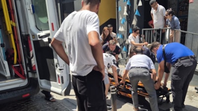 İstanbul'da pedalları karıştıran kadın sürücü kaza yaptı