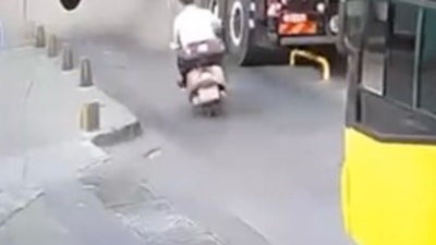 İstanbul Beyoğlu'nda vinç lastiği bomba gibi patladı: Biri çocuk 2 kişi yaralandı