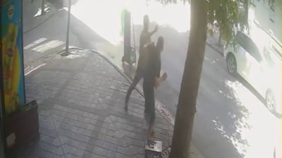 İstanbul Zeytinburnu'nda iş yeri sahibine tornavidalı saldırı kamerada