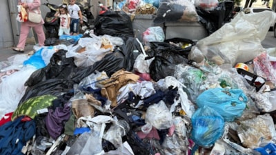 İzmir'de grev olmasa da sokaklar çöp dolu