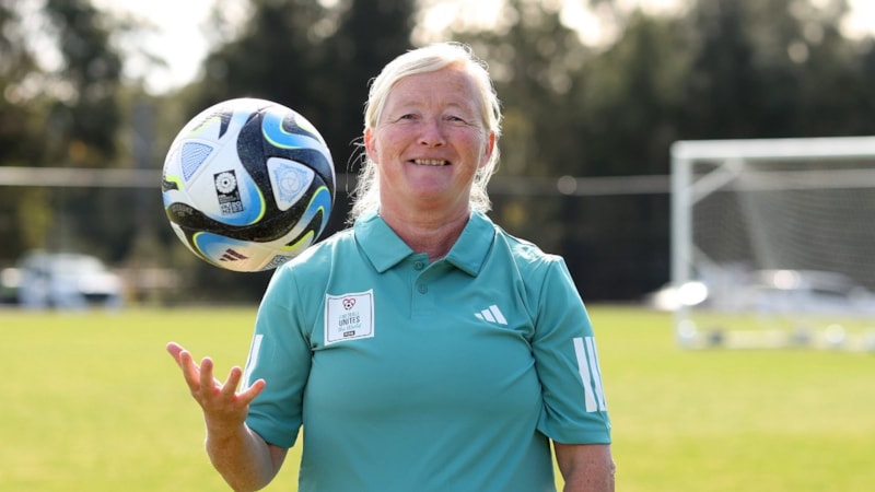 FIFA, Afgan kadın mülteci takımının başına Pauline Hamill'i getirdi