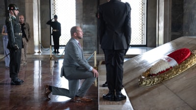 Belçika Savunma Bakanı Francken, Anıtkabir'de Atatürk'ün mozolesinin önünde diz çöktü