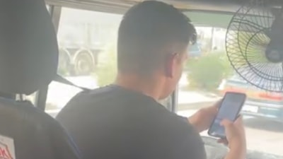 Adana'da telefonla oynayıp sigara içen dolmuş şoförü pes dedirtti