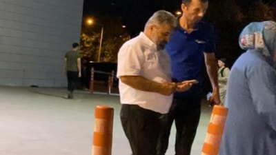 Bursa'da yüksek sesle müzik dinleyen çocuklara şişe fırlattılar