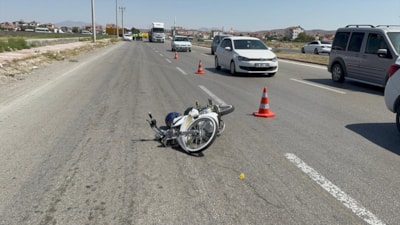 Aksaray'da 'dur' ihtarına uymayan motosikletli, polise çarptı