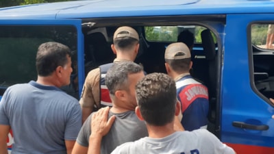 Hatay'da sürücü 'dur' ihtarına uymadı: Araçtan 9 kaçak göçmen çıktı