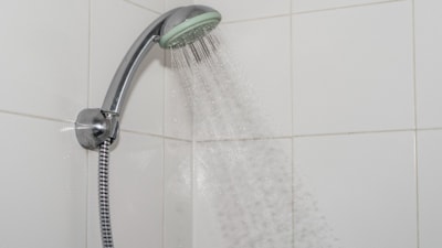 Yaz sıcaklarında duş almanın cilt sağlığına etkileri