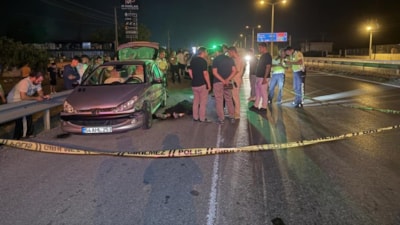 Sakarya'da bariyerlere çarpan otomobilin sürücüsü öldü: Alkol şişesi dikkat çekti