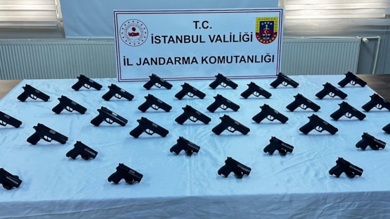 İstanbul'da silah kaçakçılarına operasyon: Oyuncak poşetinden 50 silah çıktı