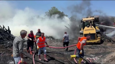 Amasya'da kereste deposu ve ev alev alev yandı