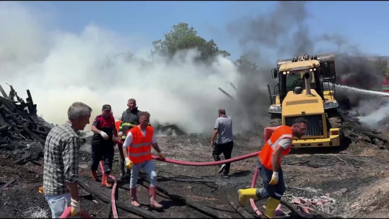 Amasya'da kereste deposu ve ev alev alev yandı