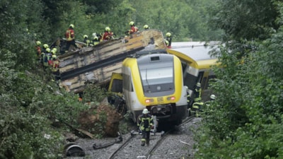 Almanya'da yolcu treninin raydan çıkması sonucu 3 kişi hayatını kaybetti