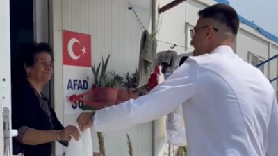 Hatay'da depremzede genç üniversiteden mezun oldu, konteyner kente kurban dağıttı