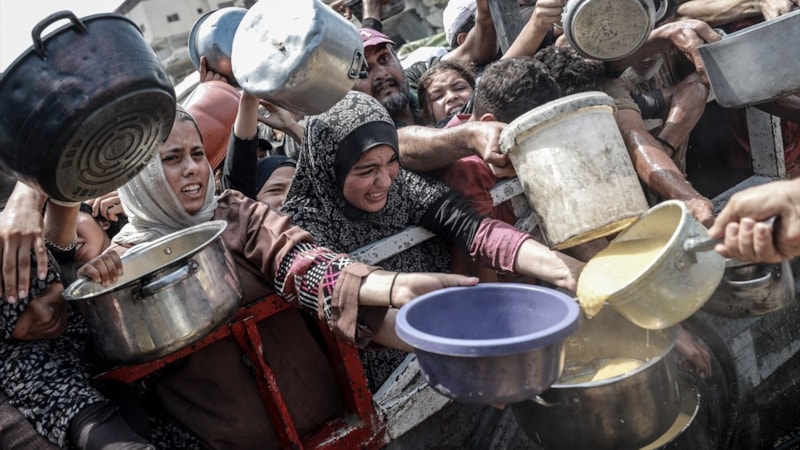 Gazze'de açlık ile mücadele: Filistinlilere yemek dağıtıldı