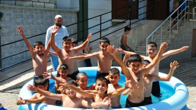 Manisa'da imam cami bahçesine havuz kurdu, çocuklar serinledi