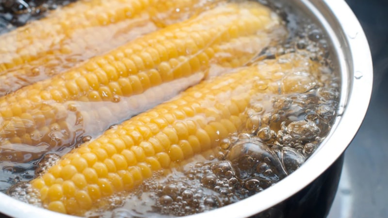 Mısırı saatlerce haşlamak boşa! Bu yöntemle 10 dakika...