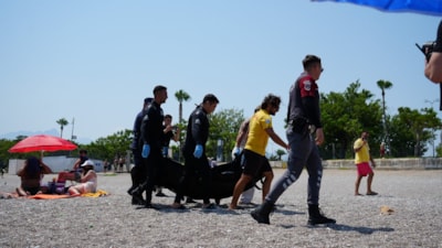 Antalya'da sahilde vücudunda kesikler bulunan bir erkek cesedi bulundu