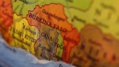 Gana'da otobüs ile tankerin çarpıştığı kazada 15 kişi öldü