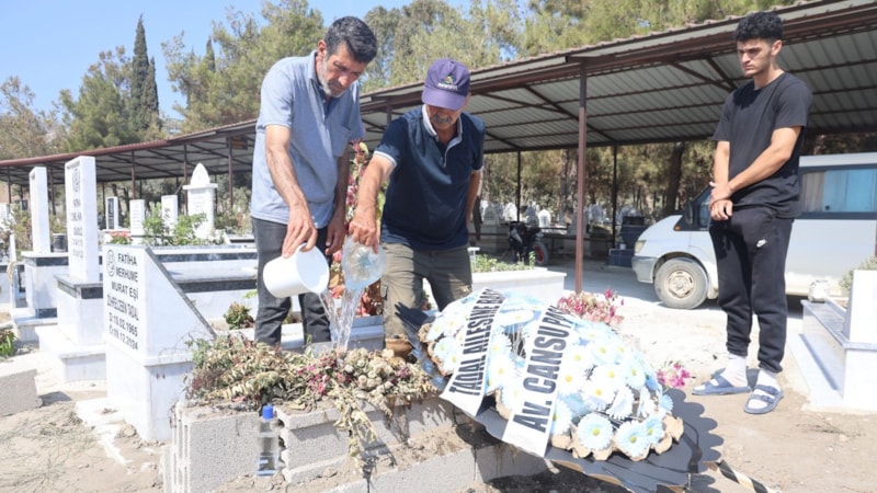 Hatay'da hastanede kalp krizi geçirerek vefat eden doktor, annesinin yanına defnedildi