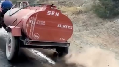 Bursa'da traktörün patlak lastiğiyle, yangın mücadelesi