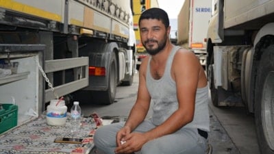 Habur Sınır Kapısı'ndaki tır şoförleri rekor sıcaklıkla mücadele ediyor