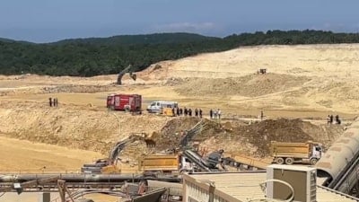 Çatalca'da kum ocağında göçük: Operatörü kurtarma çalışmaları sürüyor