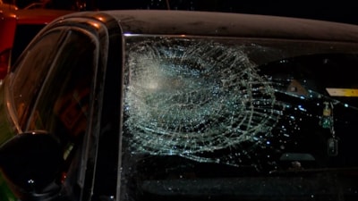 İstanbul'da evdeki eşyaları pencereden attı: 2 otomobil zarar gördü