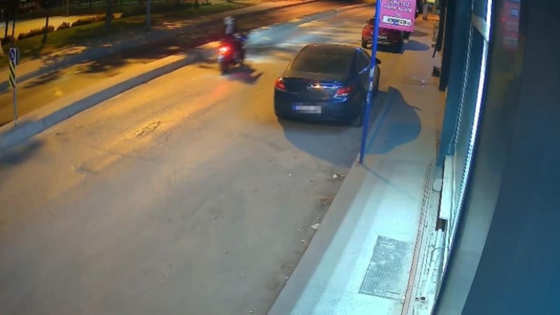 İstanbul'da motosikletli 2 saldırgan mobilyacıya kurşun yağdırdı