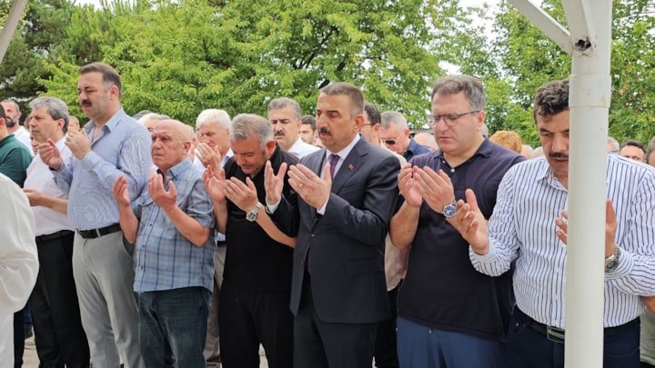 Gazeteci Cem Küçük'ün babası için cenaze töreni düzenlendi