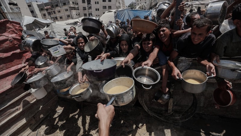 Gazze'de gıda krizi: Filistinlilere yemek dağıtıldı