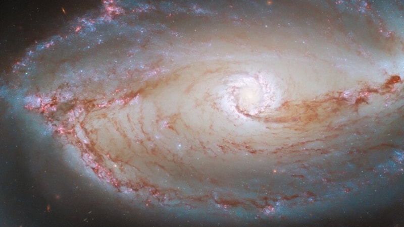 Hubble, 137 milyon ışık yılı uzaklıktaki bir sarmal galaksinin fotoğrafını çekti