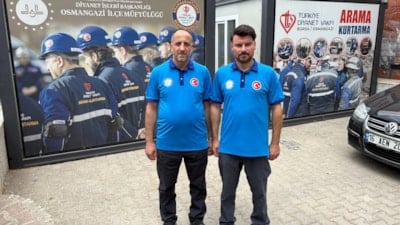 Bursa'da orman yangını ile mücadele: İtfaiye aracının üzerinde namaz kıldılar