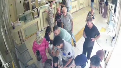 Kocaeli'de nefesi kesilen çocuğun imdadına güvenlik görevlisi yetişti