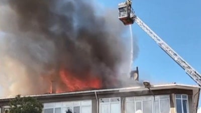 İstanbul'da 4 katlı binanın çatısında yangın çıktı: 1,5 saatlik çalışmayla söndürüldü