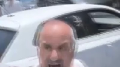 İstanbul'da kamyonetin camını yumruklayarak küfürler savurdu: Para cezası verildi