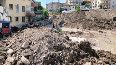 Ankara'da iş makinesi su borusunu patlattı: İstinat duvarı yıkıldı