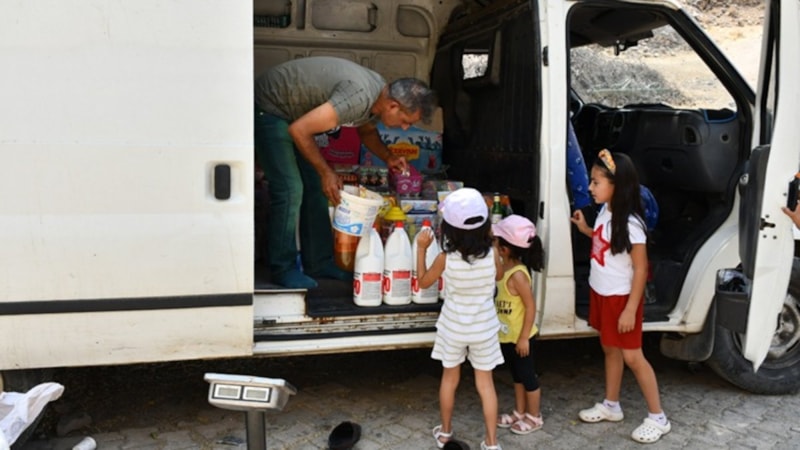 Batmanlı 'Seyyar Bakkal' köy yollarında takasla ticaret yapıyor